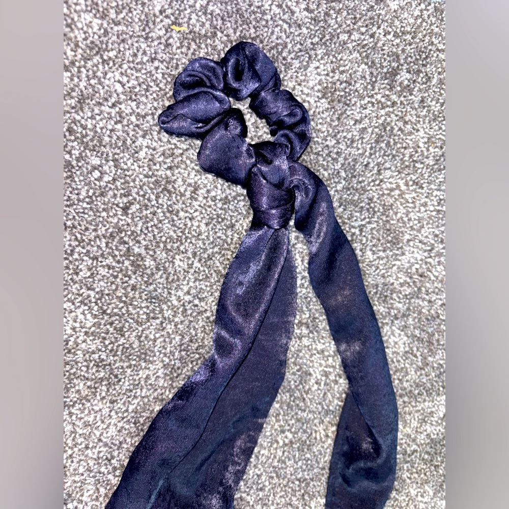 FOREVER 21 NAVY SATIN HAIR TIE!
OSFA